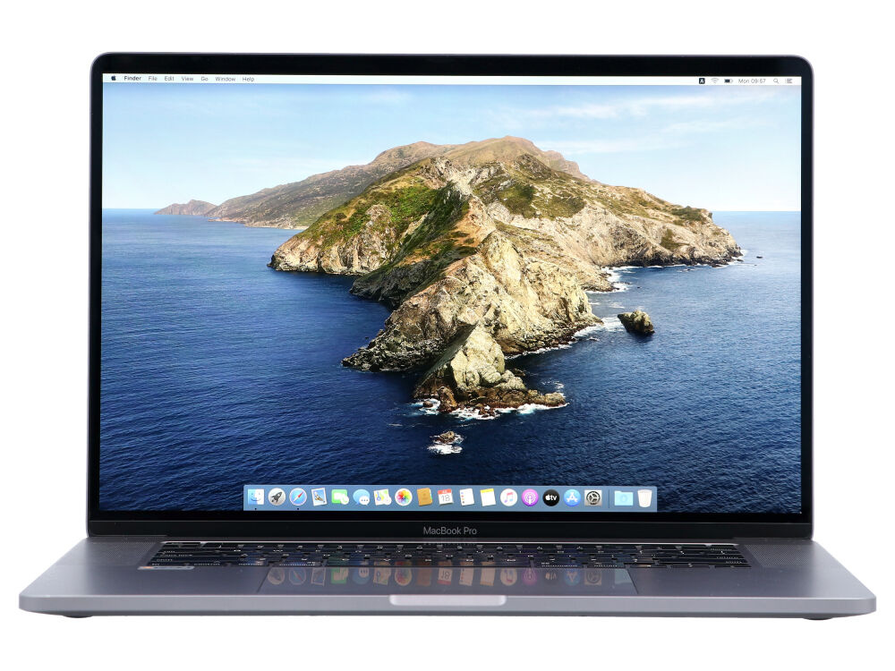 Otwarty MacBook Pro wyświetlający na ekranie górską tapetę nadmorską.