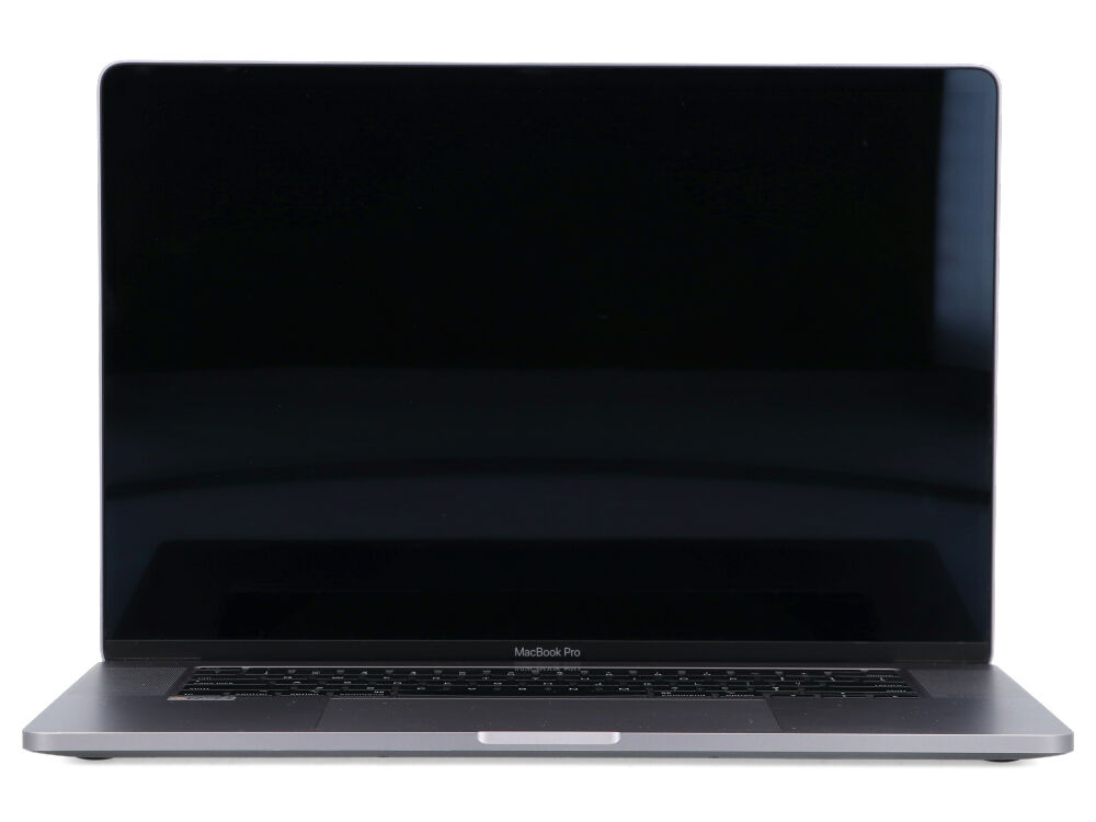 Laptop MacBook Pro widziany od przodu na białym tle, z czarnym ekranem.