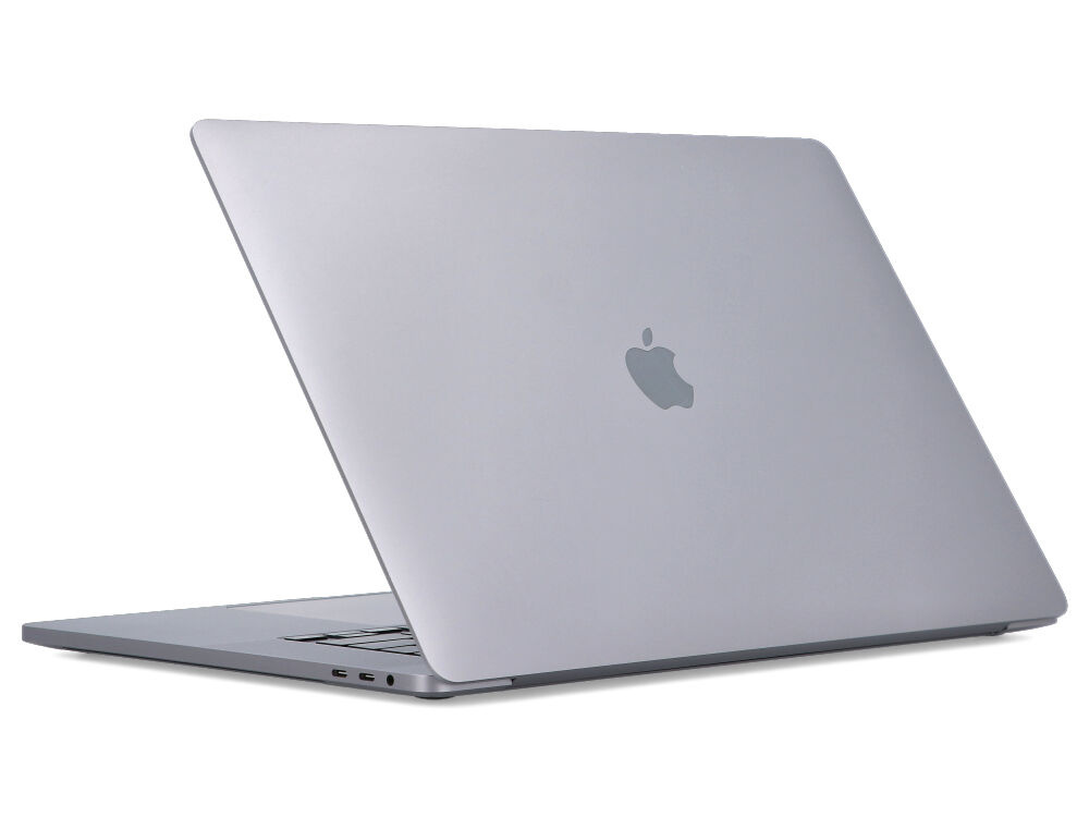 Srebrny laptop jest otwarty na białej powierzchni, pokazując logo Apple na klapie.