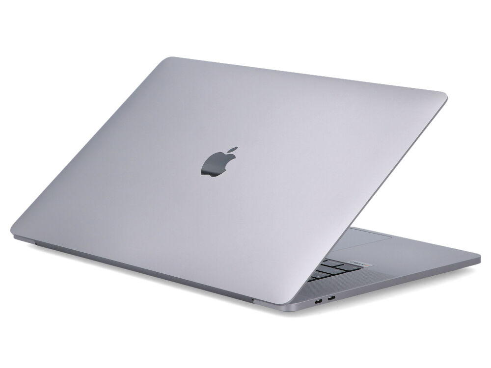 Srebrny laptop jest pokazany zamknięty na białej powierzchni.