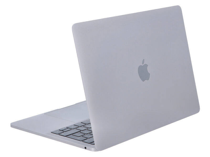Srebrny laptop na białym tle, z częściowo widoczną klawiaturą.