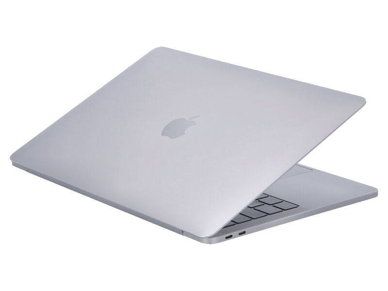 Srebrny laptop jest lekko otwarty na białym tle, z logo Apple na pokrywie.