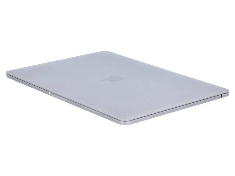 Zamknięty srebrnoszary laptop spoczywa na białej powierzchni, z widocznym logo Apple.