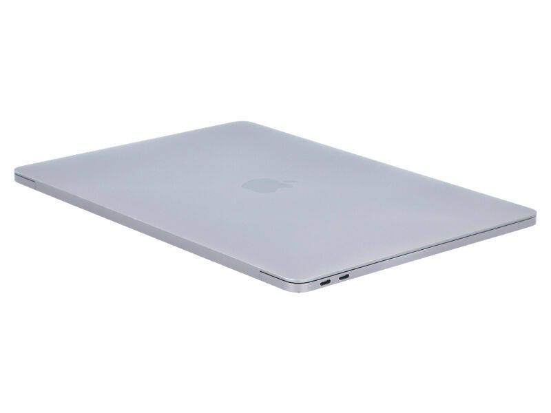 Zamknięty srebrny laptop na białym tle, widoczne logo Apple.
