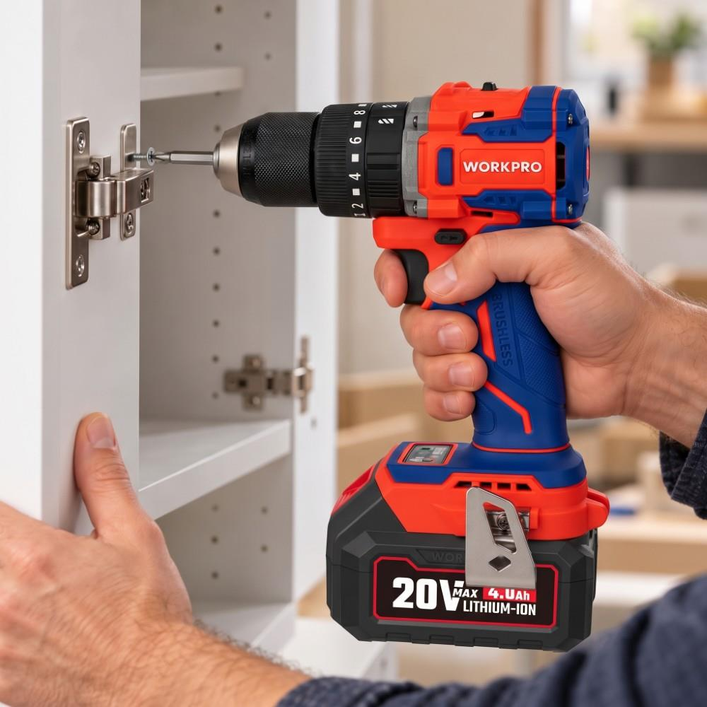 Bir el, kırmızı ve mavi bir Workpro akülü matkap tutarak beyaz dolap menteşesine vida takıyor.