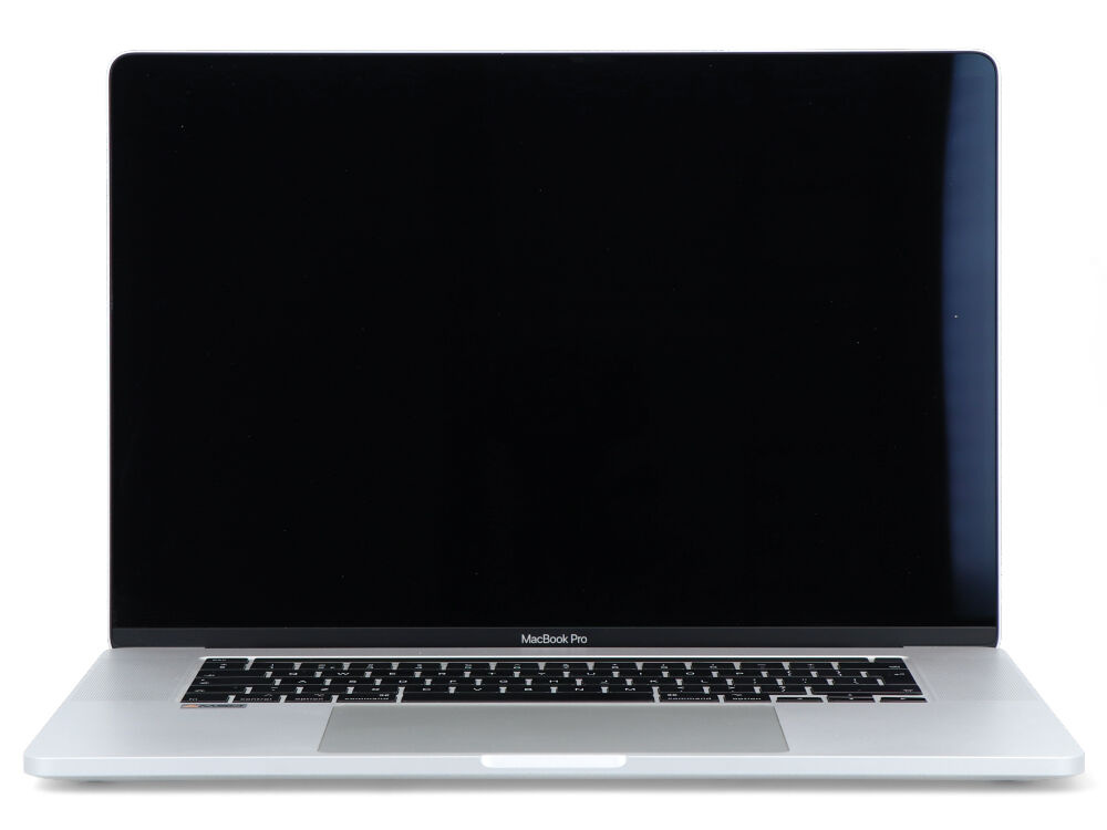 Srebrny laptop MacBook Pro na białym tle z ciemnym ekranem i widoczną klawiaturą.
