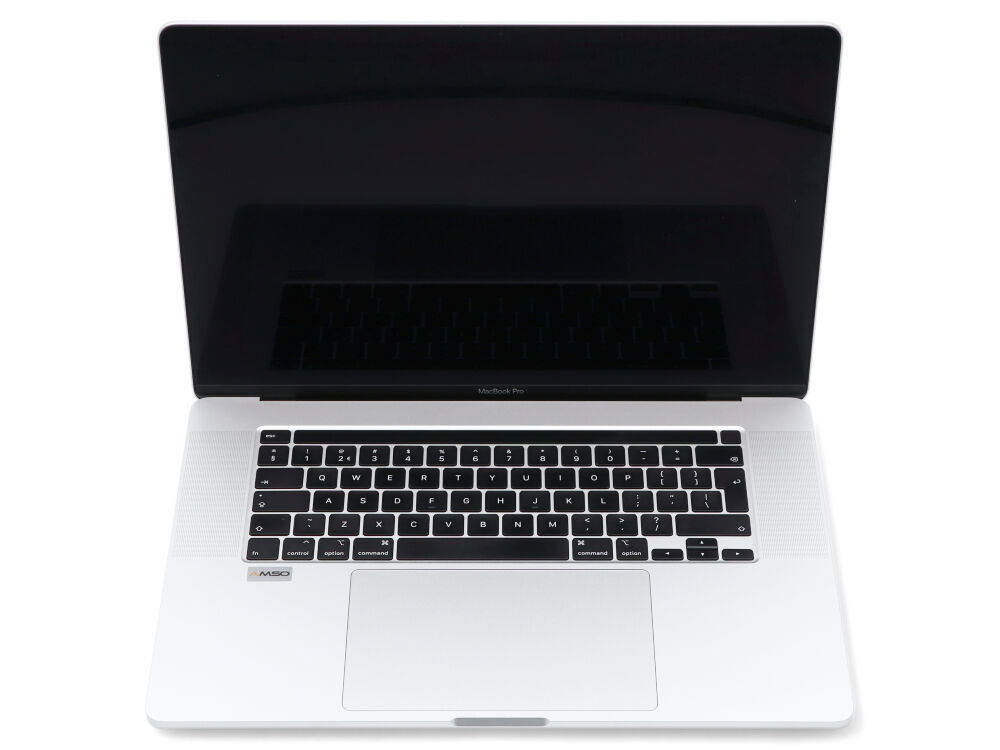Otwarty srebrny laptop z czarną klawiaturą i wyłączonym ekranem na białym tle.