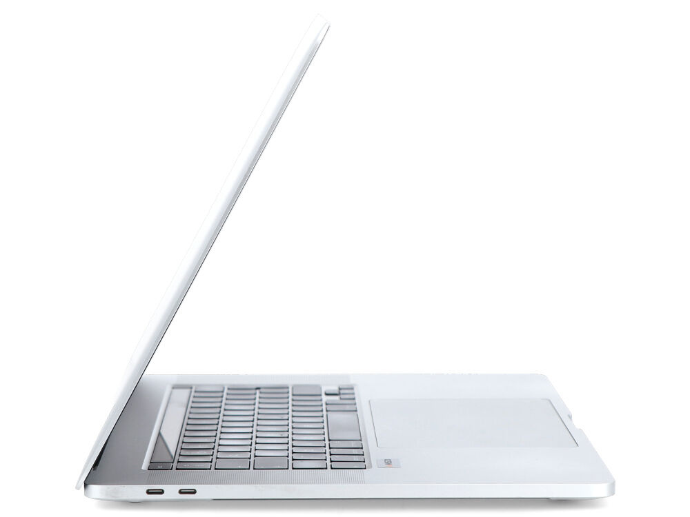 Widok z boku srebrnego laptopa z otwartym, lekko pochylonym ekranem i widocznymi portami USB-C.