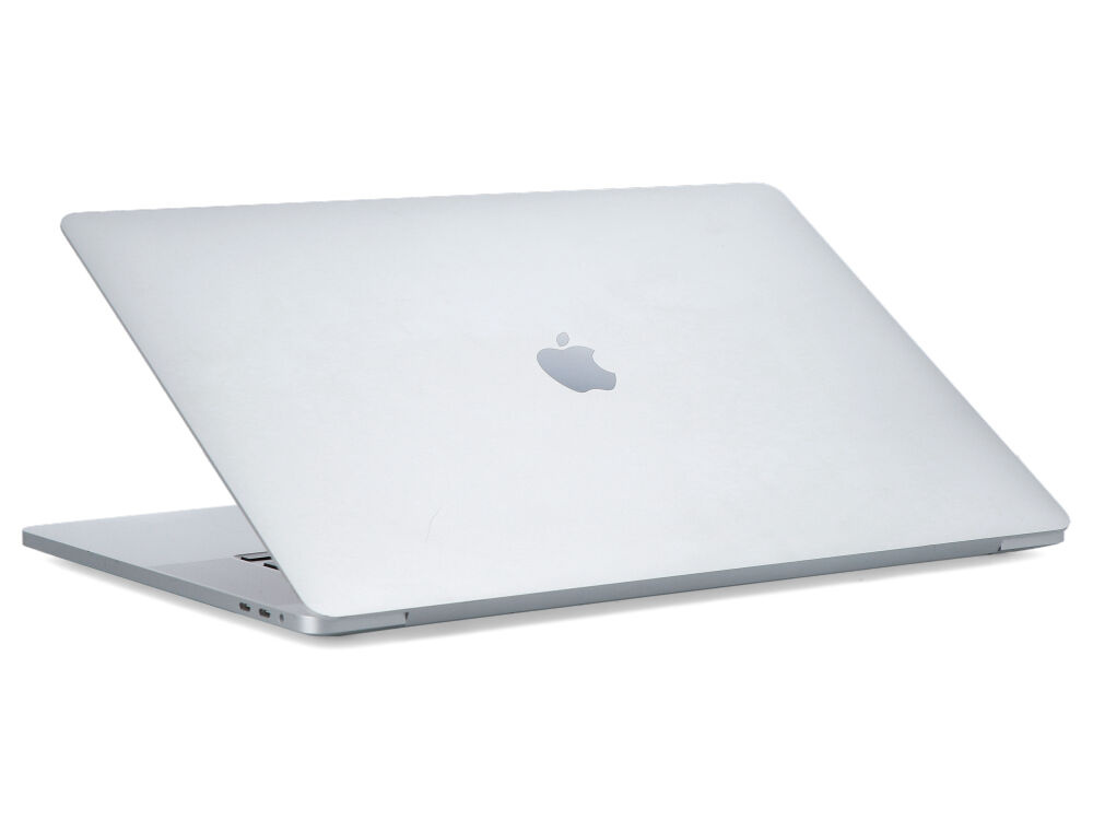 Srebrny laptop z zamkniętym ekranem stoi na białej powierzchni, widoczne jest logo Apple.