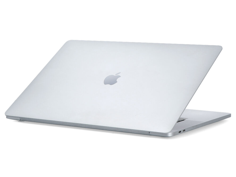 Srebrny laptop jest zamknięty na białym tle z widocznym logo Apple.