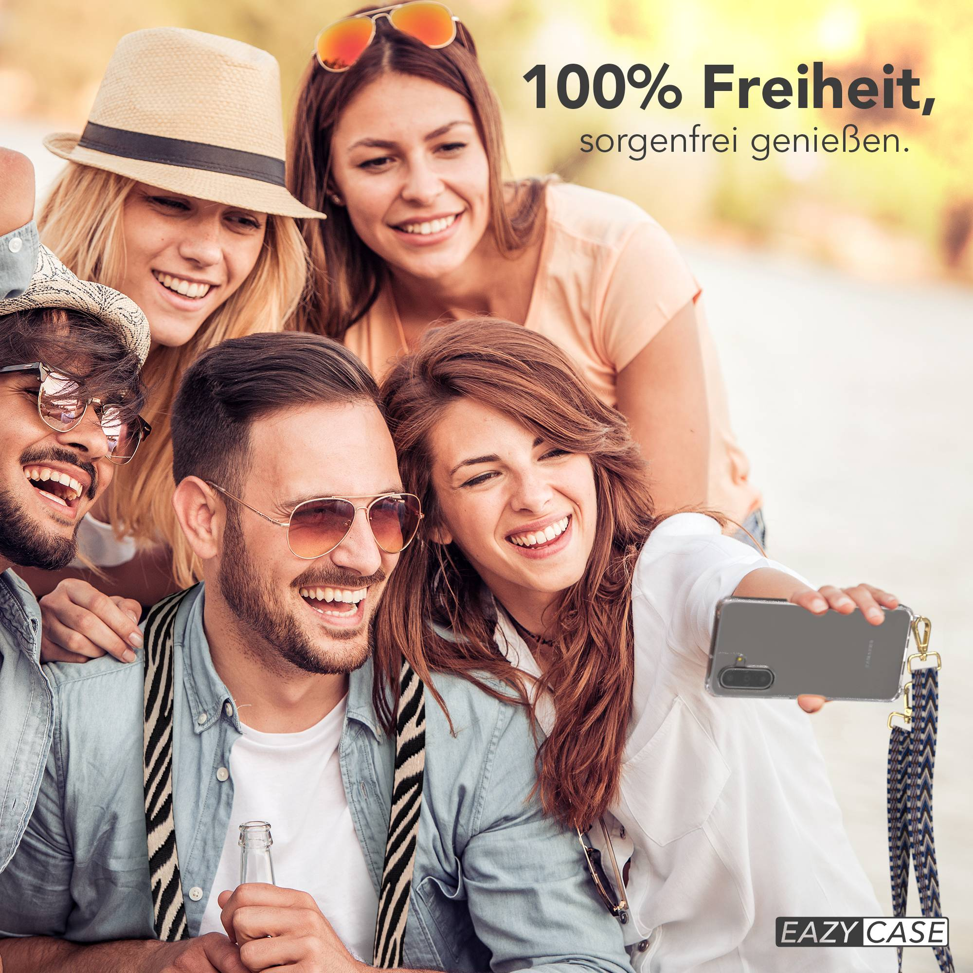 Vier glückliche Freunde machen draußen ein Selfie mit einem Smartphone.