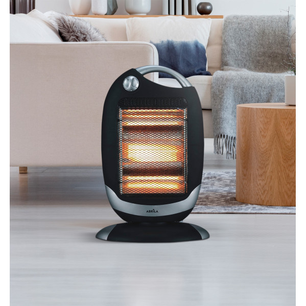 Un calefactor negro con elementos brillantes se encuentra en el suelo de madera en una sala de estar acogedora.
