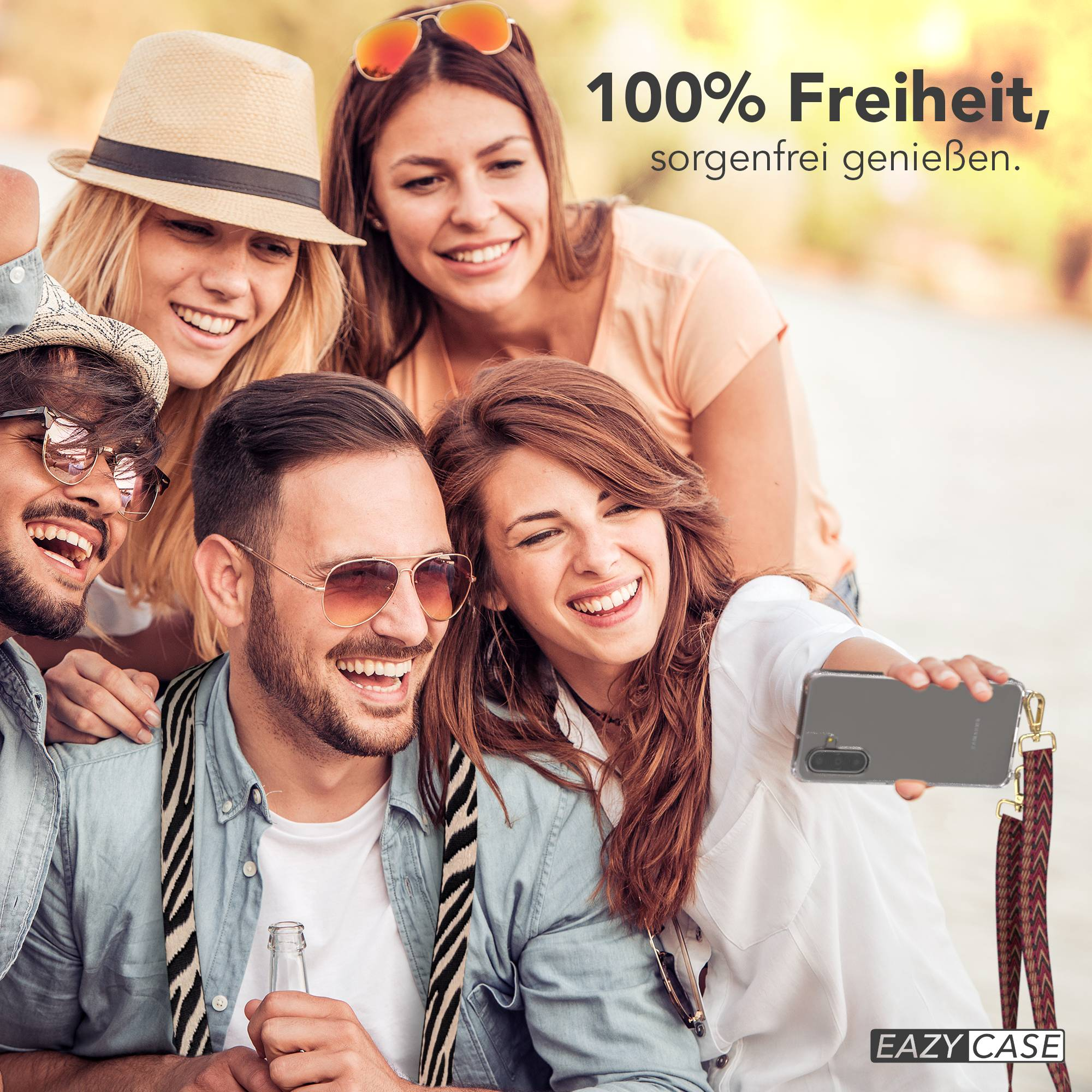 Eine glückliche Gruppe junger Freunde macht zusammen ein Selfie mit einem Smartphone.