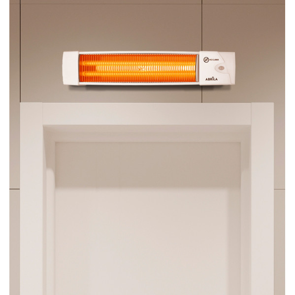 Un calefactor infrarrojo blanco con luz naranja brillante está montado en la pared sobre una puerta.