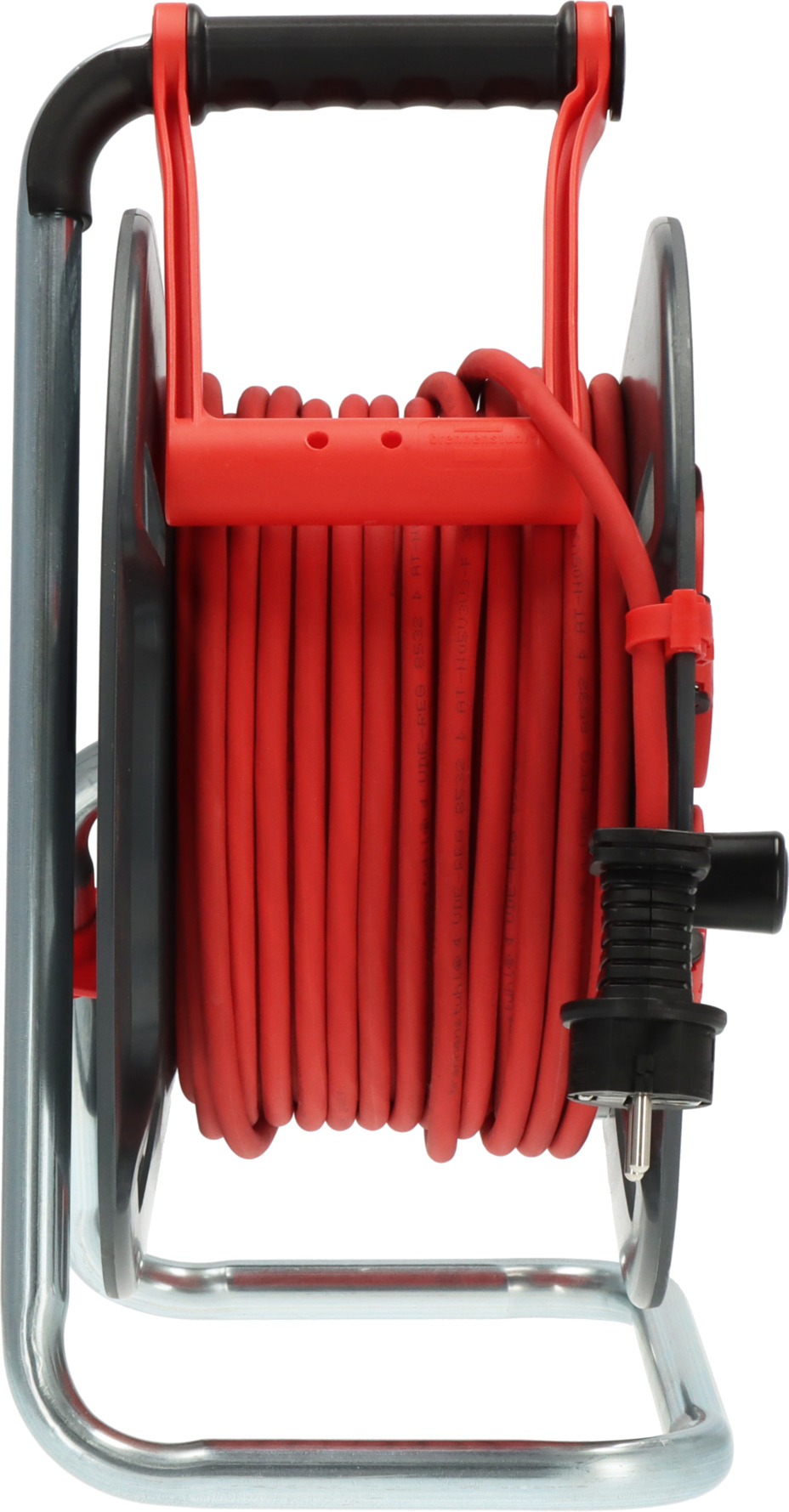 Eine rote und graue Kabeltrommel mit einem schwarzen Stecker auf einem Metallrahmen vor weißem Hintergrund.