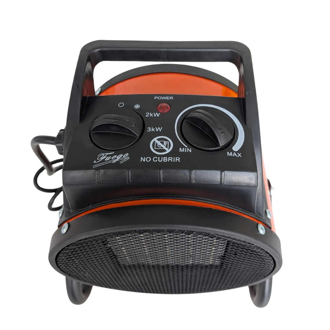 Un calefactor eléctrico naranja y negro con perillas de control y asa sobre fondo blanco.