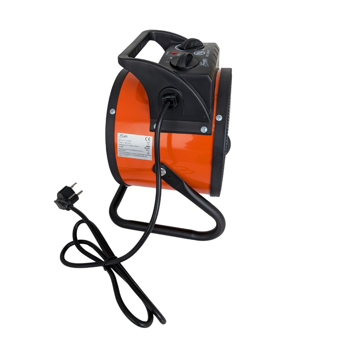 Calefactor eléctrico portátil naranja y negro con cable de alimentación y enchufe negros sobre fondo blanco.