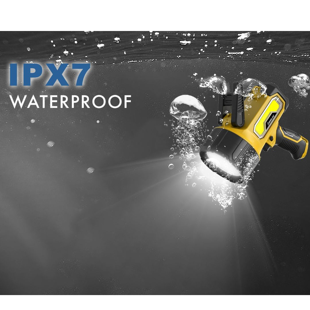 Una linterna impermeable IPX7 amarilla y negra brilla bajo el agua.