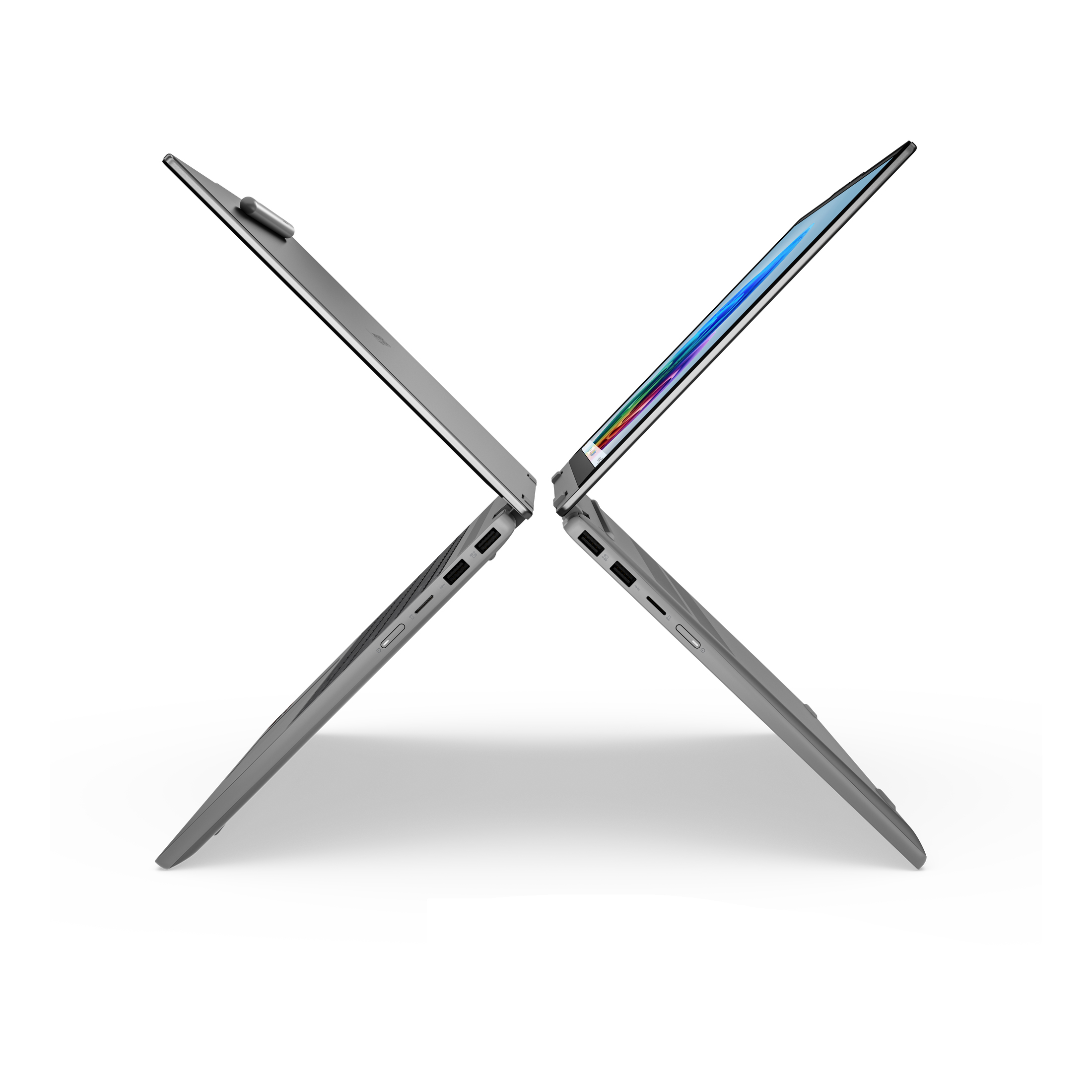 Zwei silberne Laptops stehen sich in Form eines X gegenüber auf weißem Hintergrund.