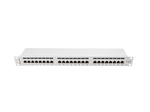 Ein weißes Cat.6 Patchpanel mit 24 nummerierten RJ45-Ports auf einem weißen Hintergrund.