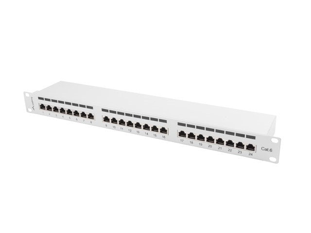 Ein weißes Cat.6 Patchpanel mit 24 beschrifteten RJ45-Ports auf einem weißen Hintergrund.