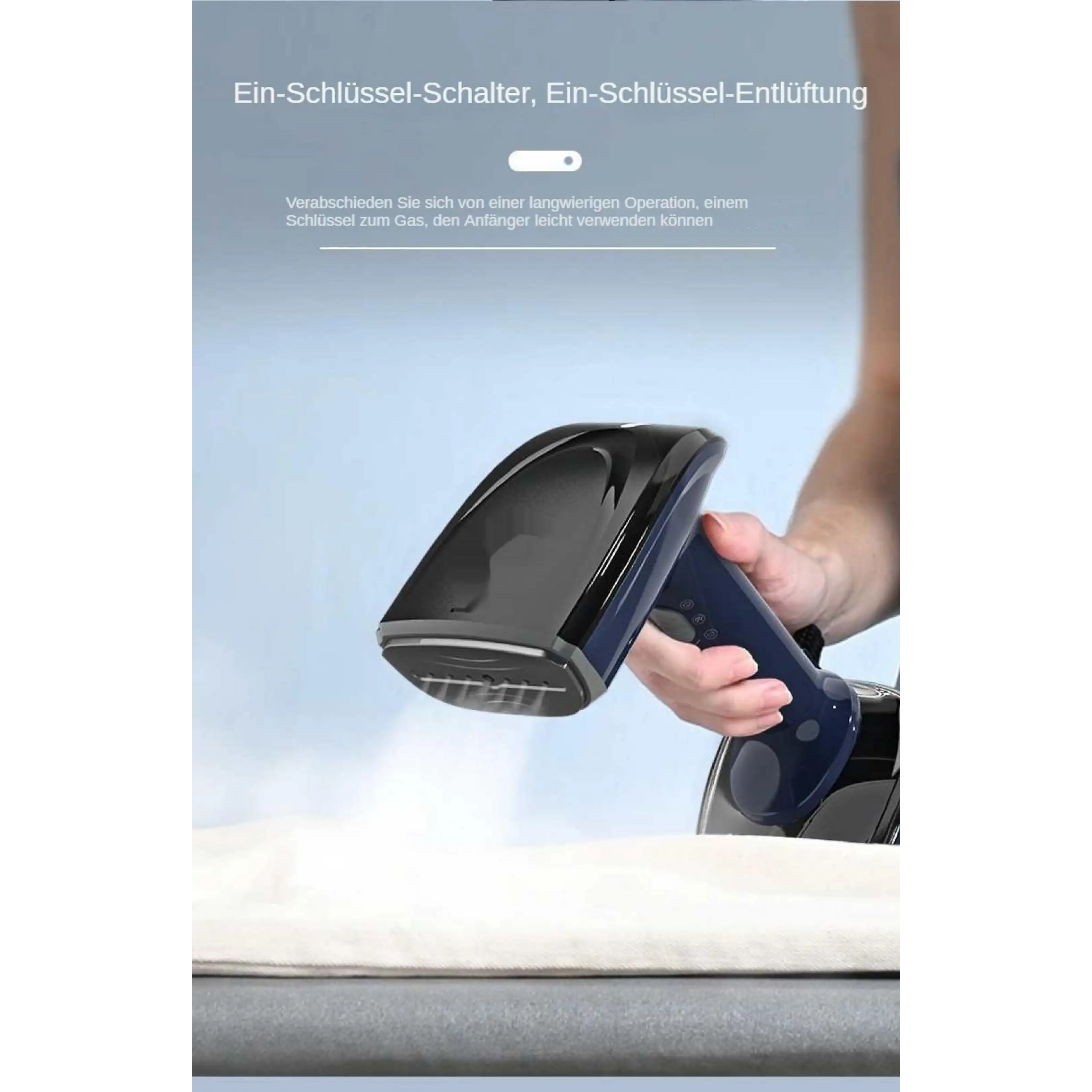Handgeführter blauer und schwarzer Dampfglätter mit sichtbarem Dampf, der über ein Kleidungsstück gleitet.