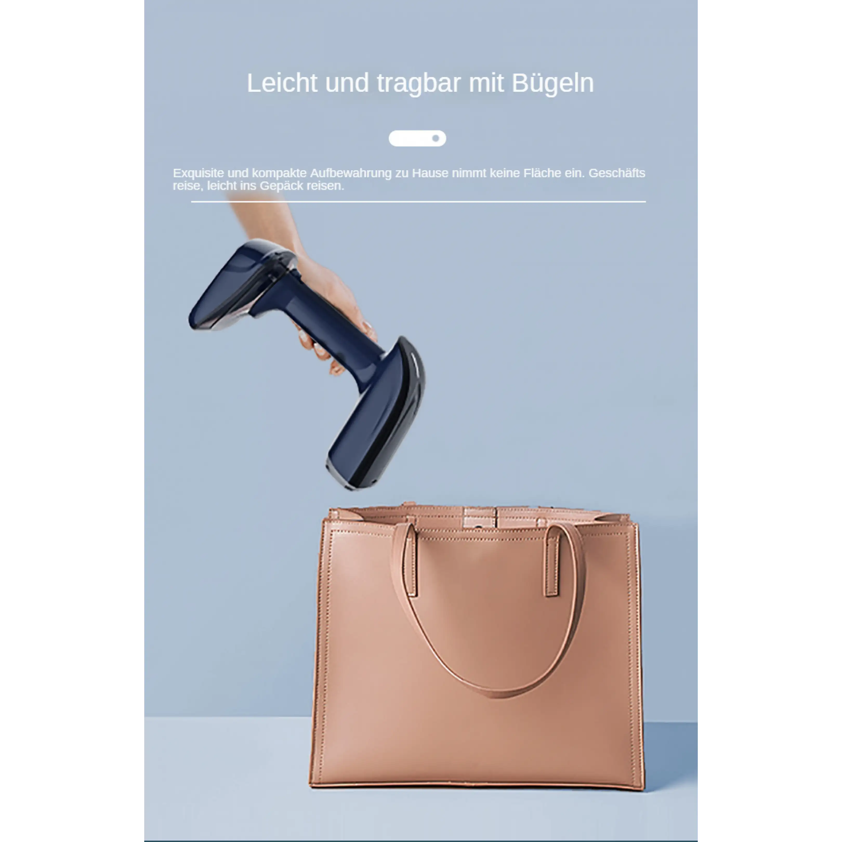 Eine Hand hält einen tragbaren blauen Dampfbügeleisen über einer pinken Handtasche vor blauem Hintergrund.
