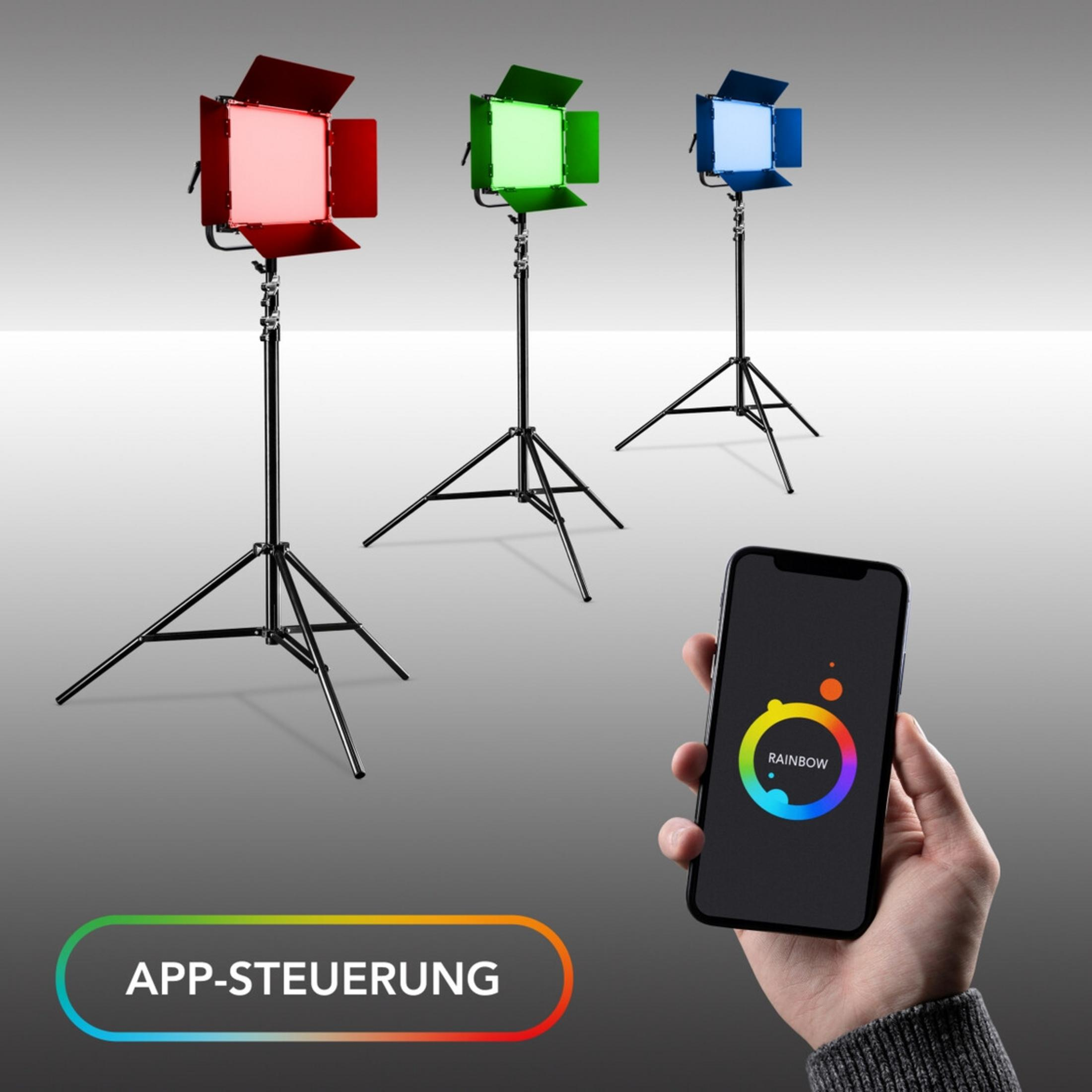 Drei farbige Studioleuchten auf Stativen und eine Hand, die ein Smartphone mit einer Rainbow-App-Steuerung hält.