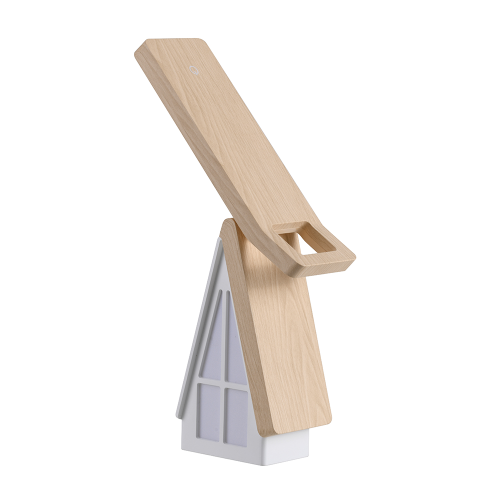 Moderne Holztischlampe mit weißer dreieckiger Basis und verstellbarem Arm vor weißem Hintergrund.