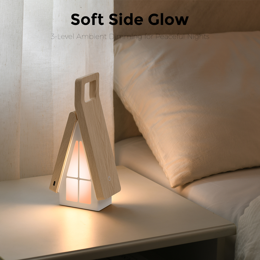 Eine hölzerne, hausförmige Lampe leuchtet sanft auf einem Nachttisch neben einem Bett.