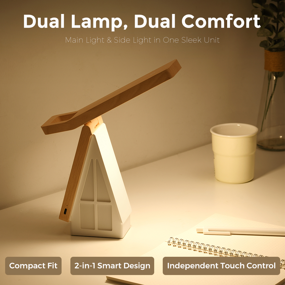 Moderne Schreibtischlampe aus Holz und Weiß auf hellem Tisch mit Notizbuch, Stift und Becher.