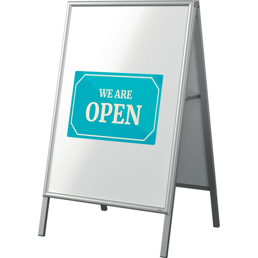 Ein silberner A-förmiger Plakatständer mit einem blauen Schild und der Aufschrift WE ARE OPEN.