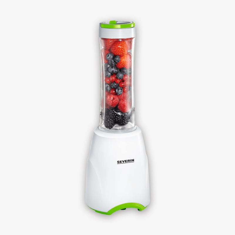Una licuadora blanca Severin con tapa y base verdes está llena de fresas, arándanos y moras.