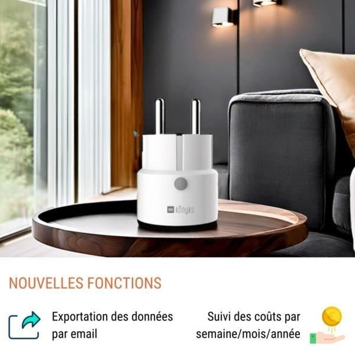 Ein weißer Smart-Stecker steht auf einem Holztisch in einem modernen Wohnzimmer.