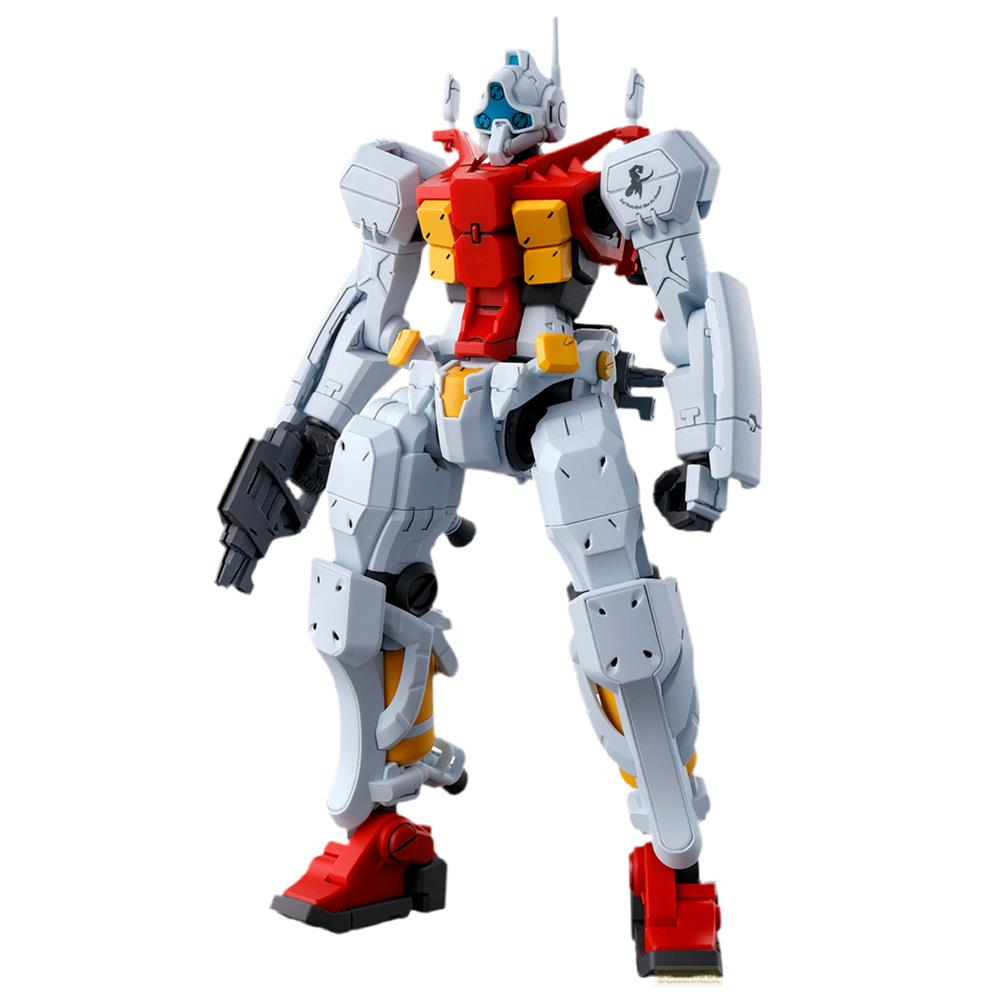 Eine weiße, rote und gelbe Gundam-Actionfigur hält eine kleine schwarze Pistole vor weißem Hintergrund.