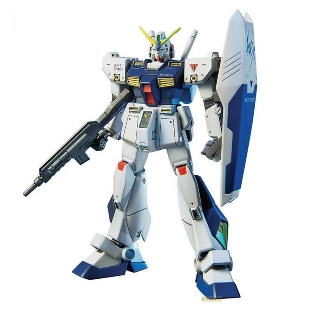 Eine weiß-blau gemusterte Gundam-Roboterfigur mit Gewehr und Schild auf weißem Hintergrund.