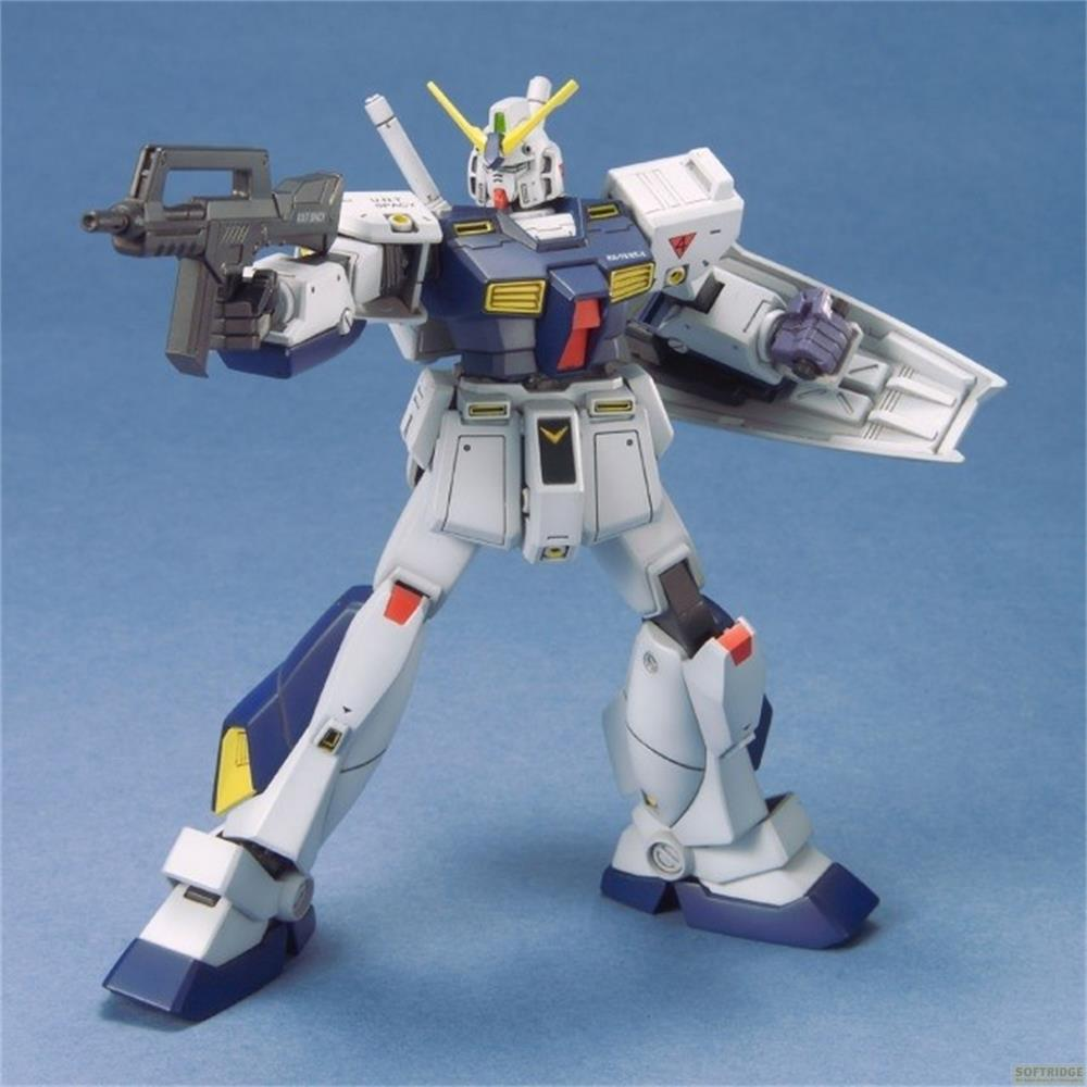 Ein weiß-blaues Gundam-Roboter-Actionfigur mit einer Waffe in der Hand vor blauem Hintergrund.