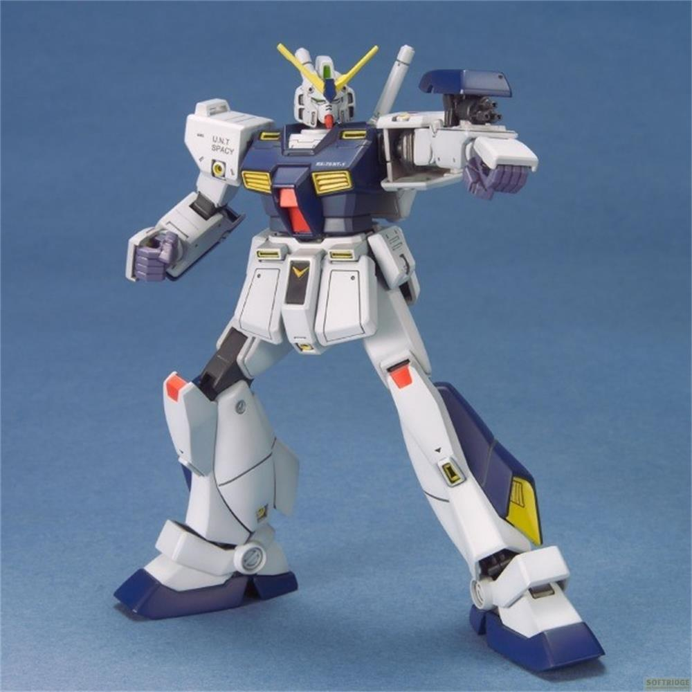 Eine weiße und blaue Gundam-Mecha-Actionfigur steht in einer dynamischen Pose vor einem einfarbig blauen Hintergrund.
