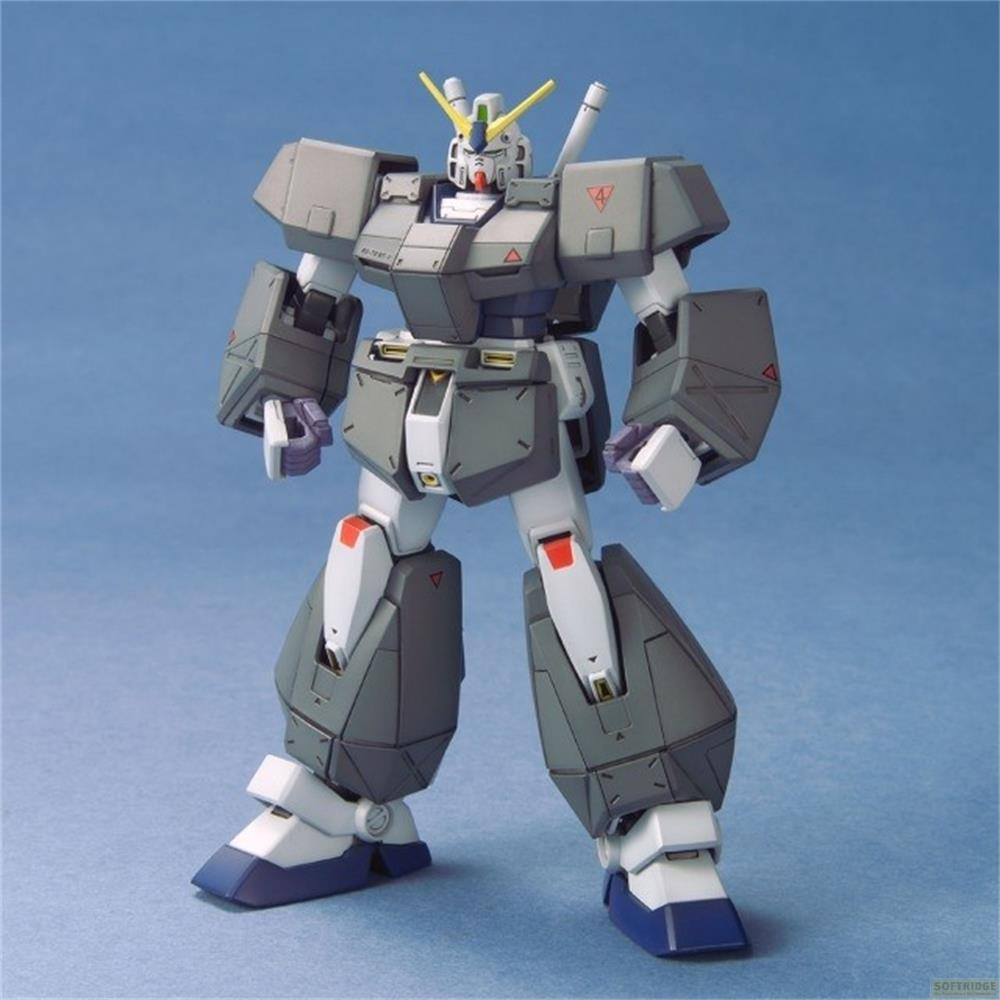 Eine grau-weiße Gundam-Roboter-Actionfigur steht vor einem blauen Hintergrund.