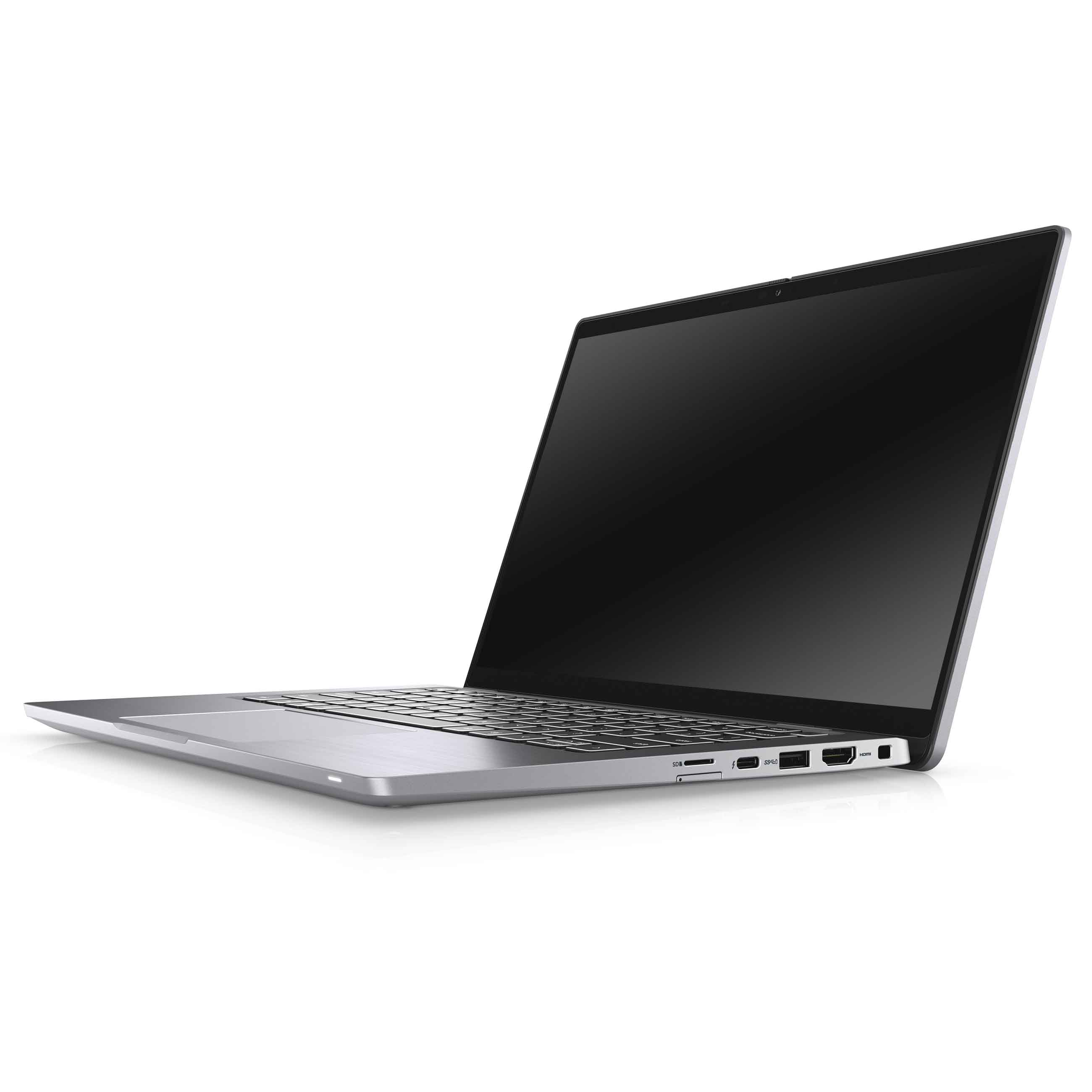 Ein silberner Laptop steht auf einer weißen Oberfläche und zeigt seitlich Ports und die beleuchtete Tastatur.
