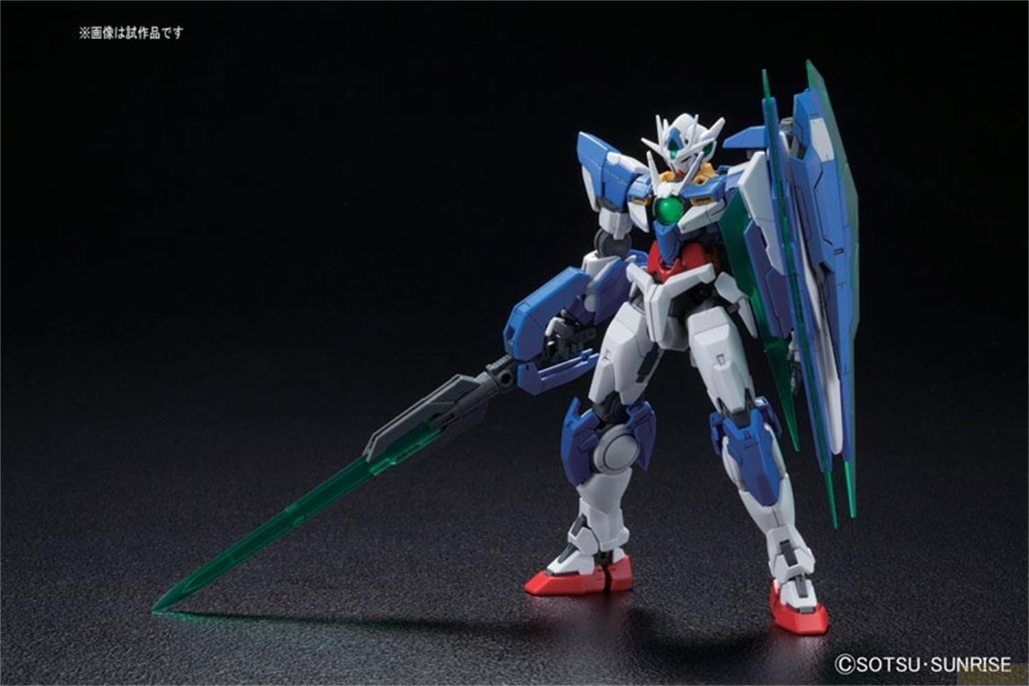 Eine blau-weiße Gundam-Actionfigur hält ein großes grünes Energieschwert vor einem dunklen Hintergrund.