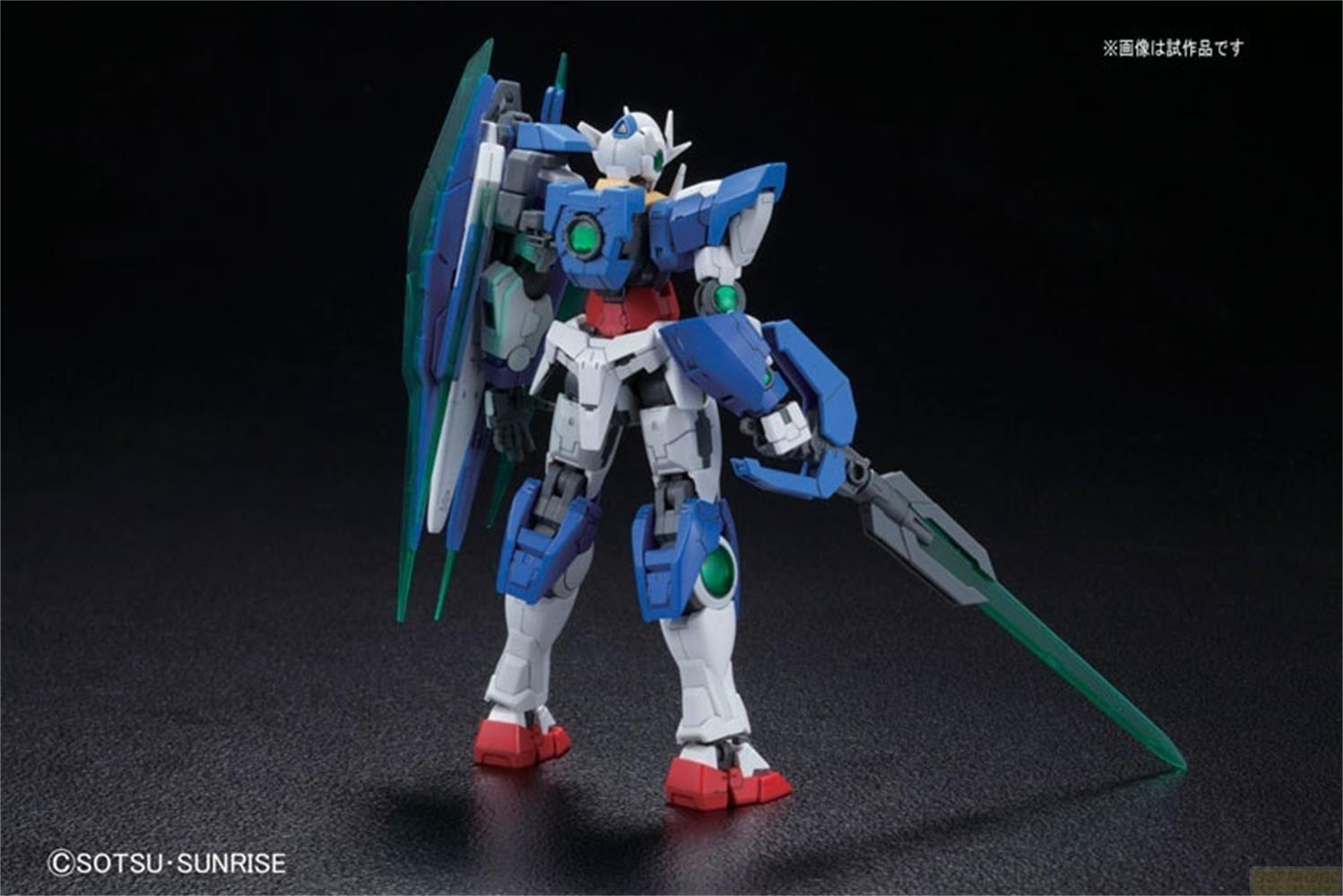 Blau-weißes Gundam-Actionfigurenmodell von hinten mit Schild und Schwert auf schwarzem Grund.