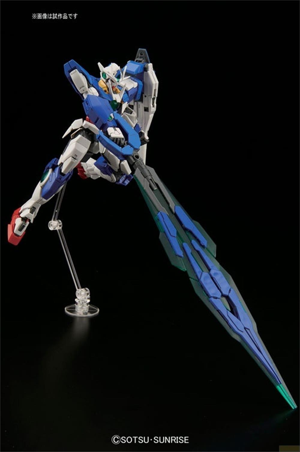 Blaue und weiße Gundam-Figur posed dynamisch mit einem großen blauen Schwert vor schwarzem Hintergrund.