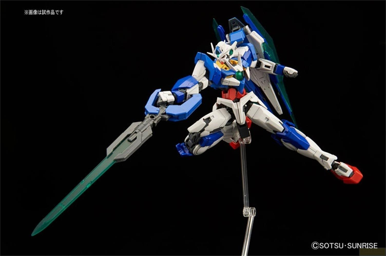 Eine blau-weiße Gundam-Figur in Action-Pose mit Schwert vor schwarzem Hintergrund.