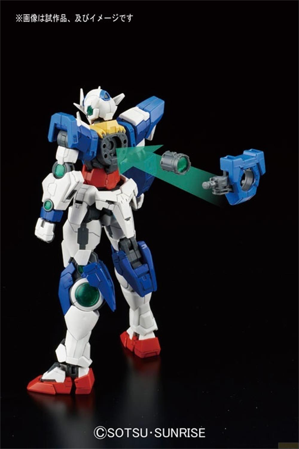 Eine Gundam-Figur in Weiß, Blau und Rot mit einem abnehmbaren Rucksackteil rechts.