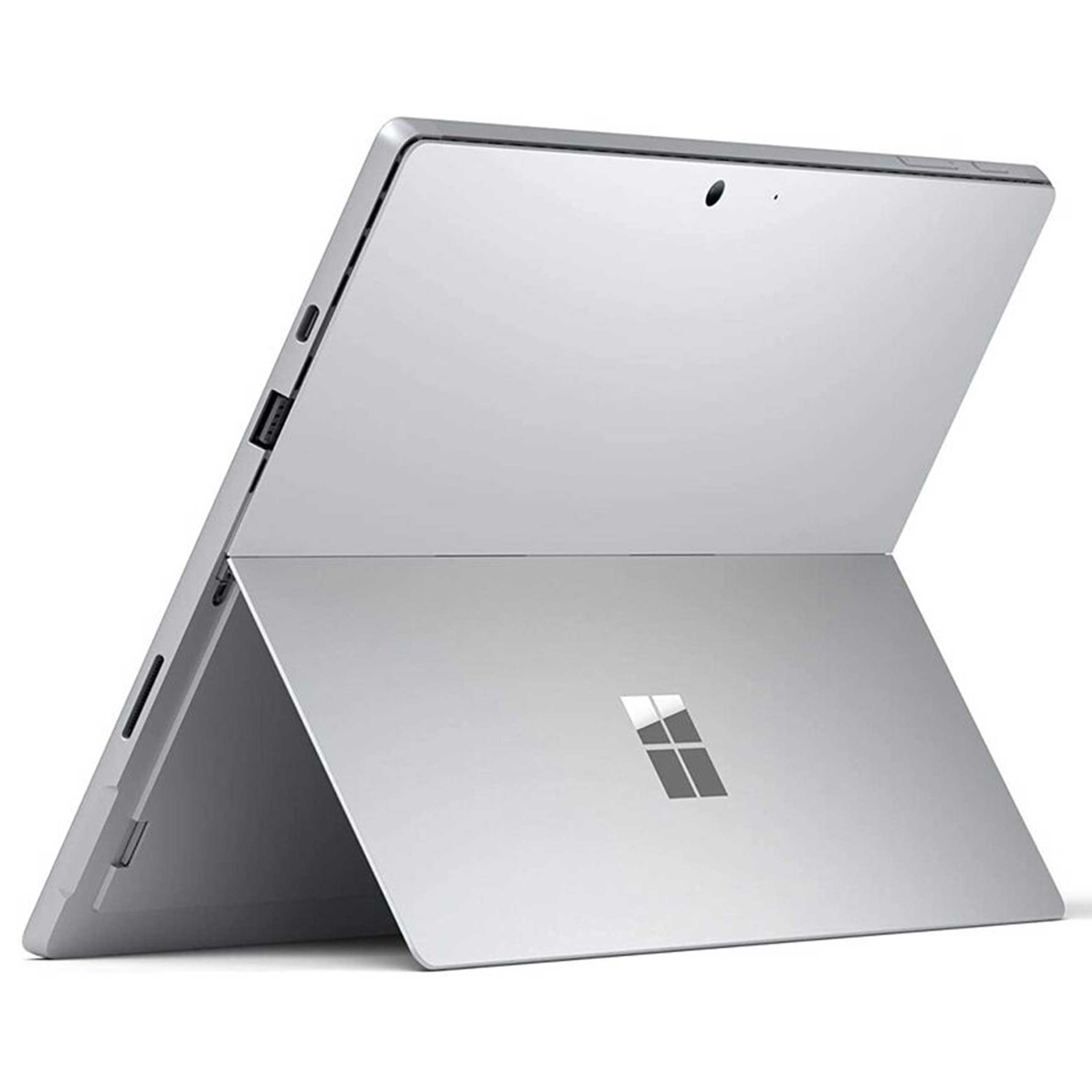 Ein silbernes Microsoft Surface Tablet ist von hinten und der Seite auf einer weißen Oberfläche zu sehen.
