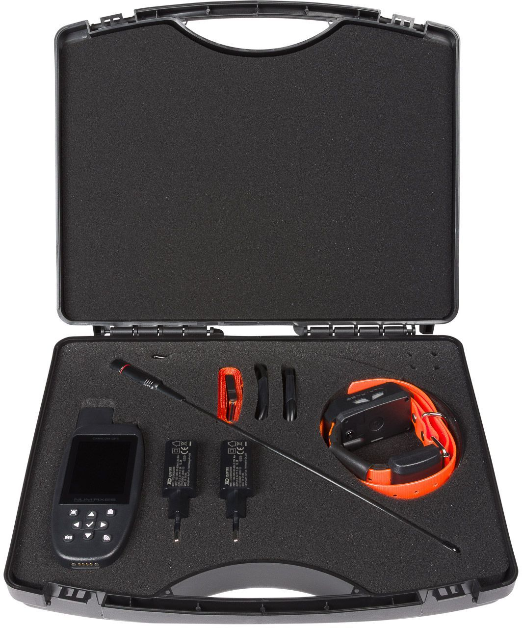 Ein schwarzer Hartschalenkoffer mit Schaumstoffeinlage enthält ein GPS-Handgerät, eine lange Antenne, zwei Adapter und ein or