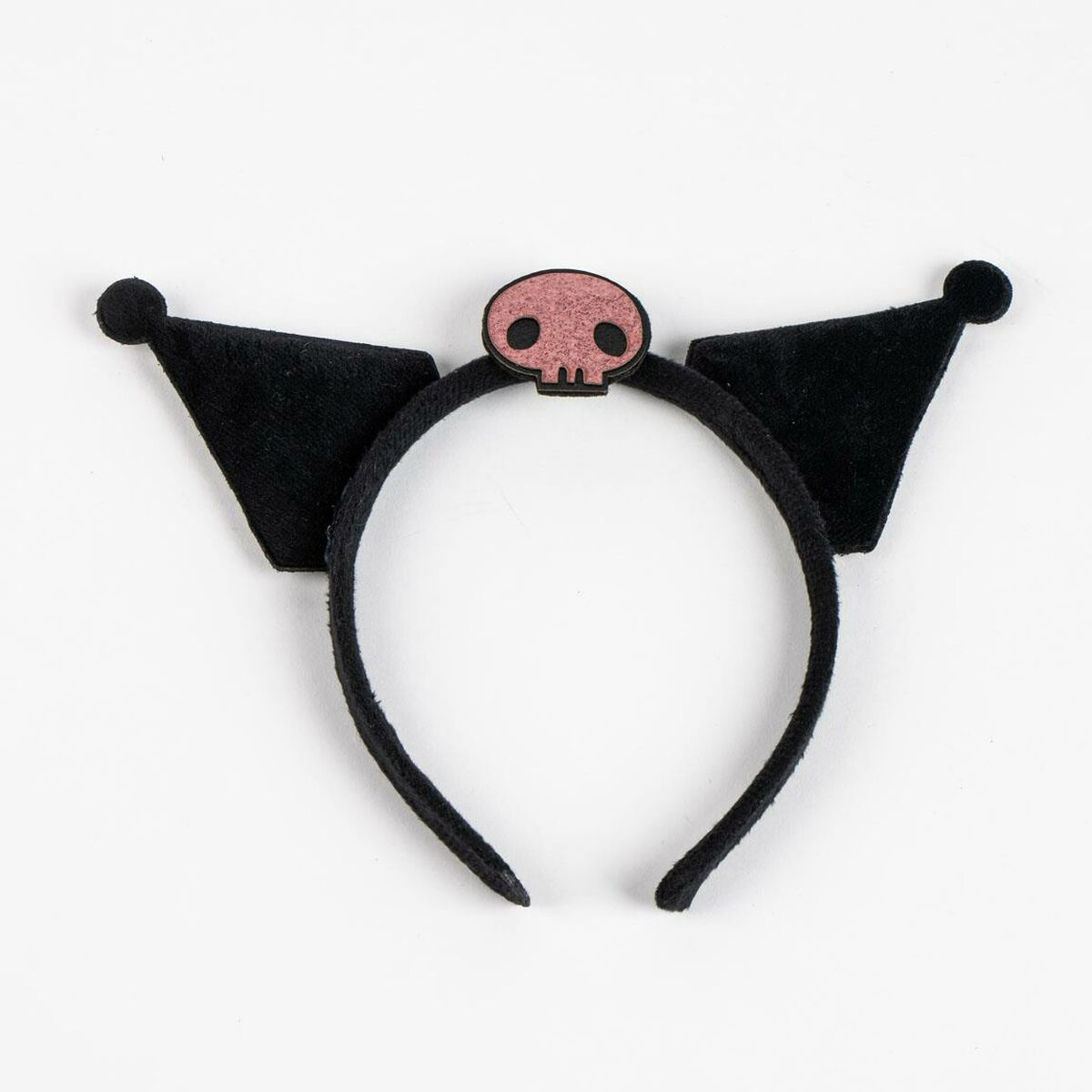 Schwarzer Haarreif mit Teufelshörnern und einem rosa Totenkopf in der Mitte auf weißem Hintergrund.