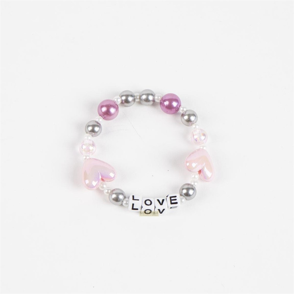 Ein Perlenarmband mit silbernen und rosa Perlen, zwei rosa Herzen und dem Schriftzug LOVE auf einem weißen Hintergrund.