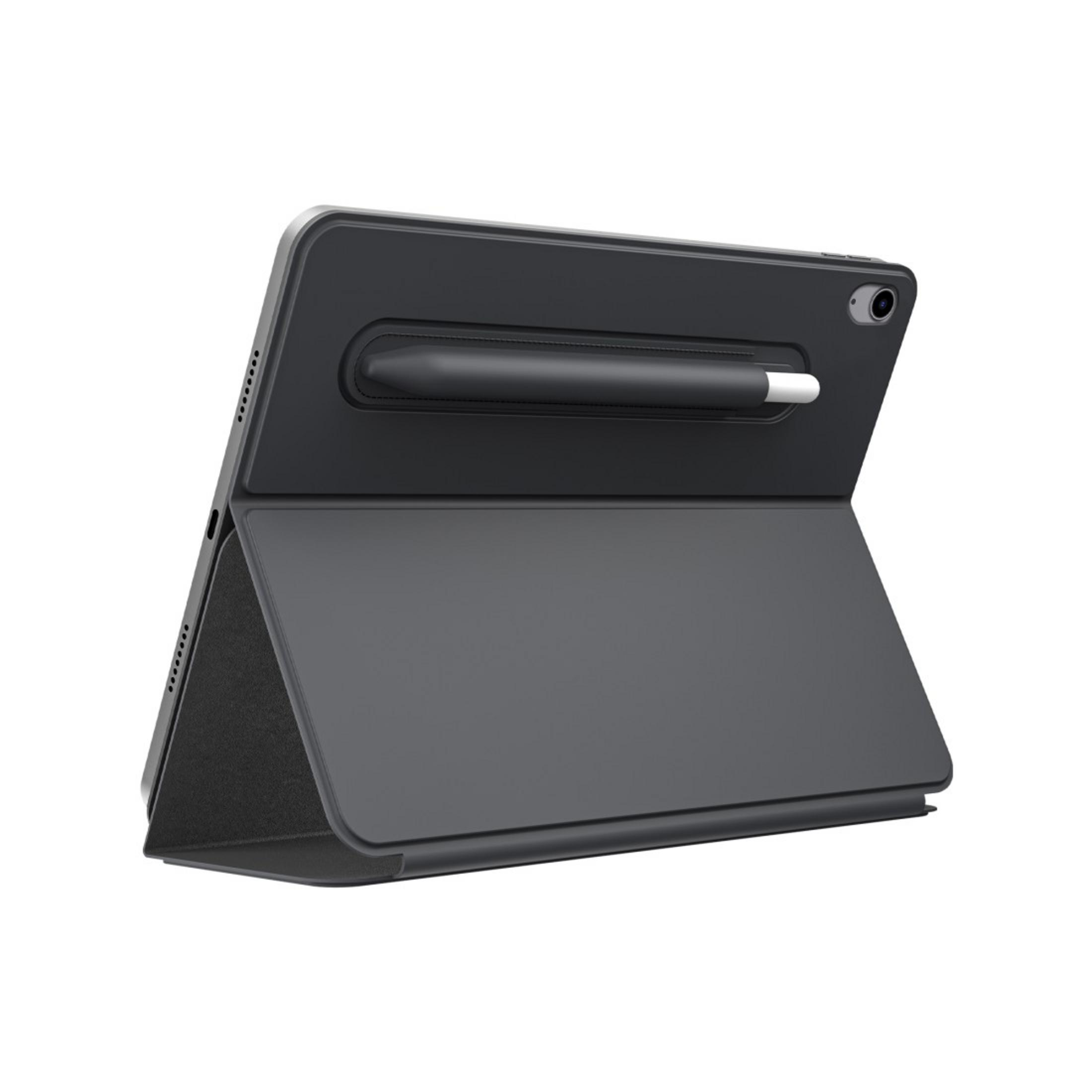 Ein schwarzes Tablet in einer Schutzhülle mit Stift auf weißem Hintergrund, von hinten gezeigt.